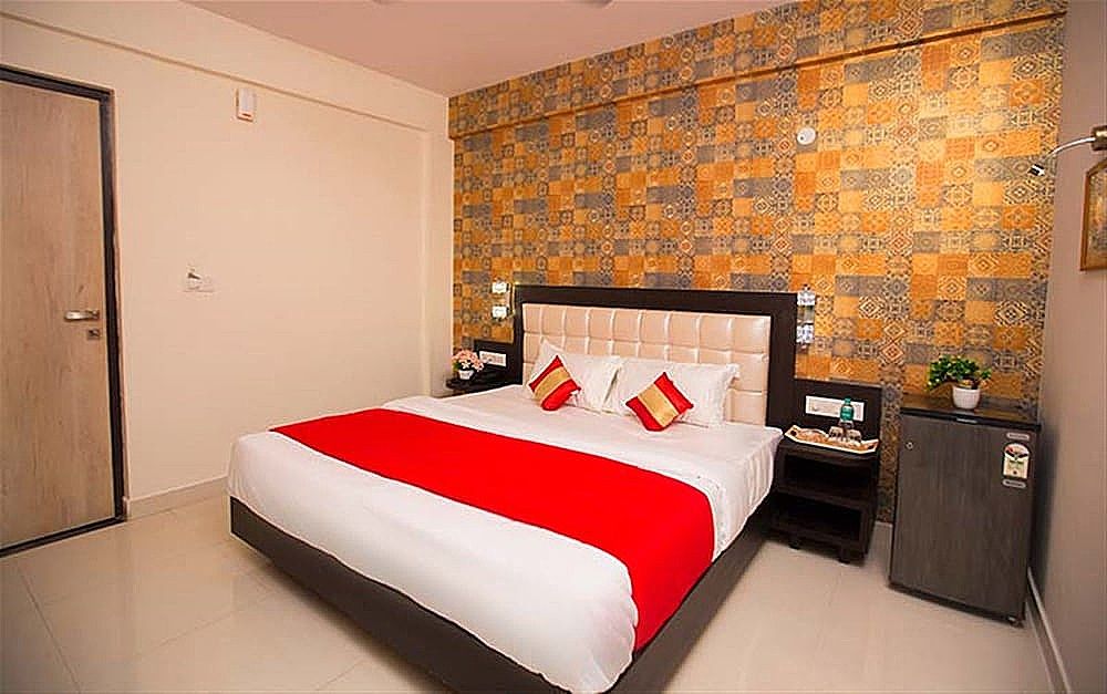 Vee Suites Bangalore Standard Room, 1 Bedroom, Smoking, City View 11