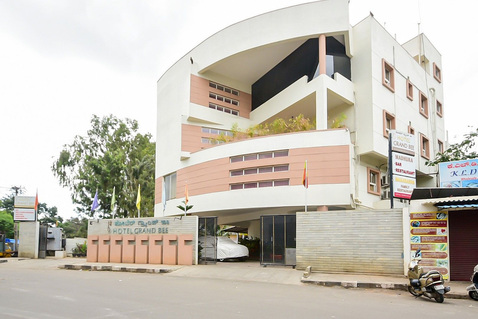 undefined Hotel Grand Bee 8