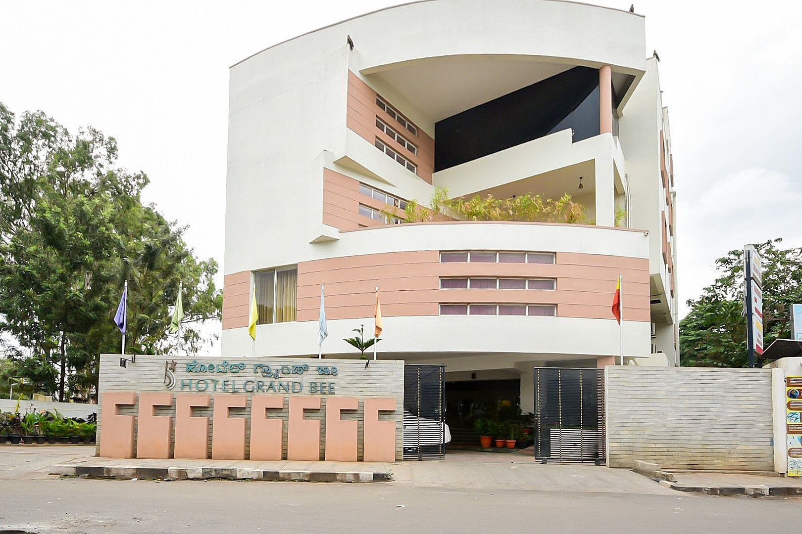 undefined Hotel Grand Bee