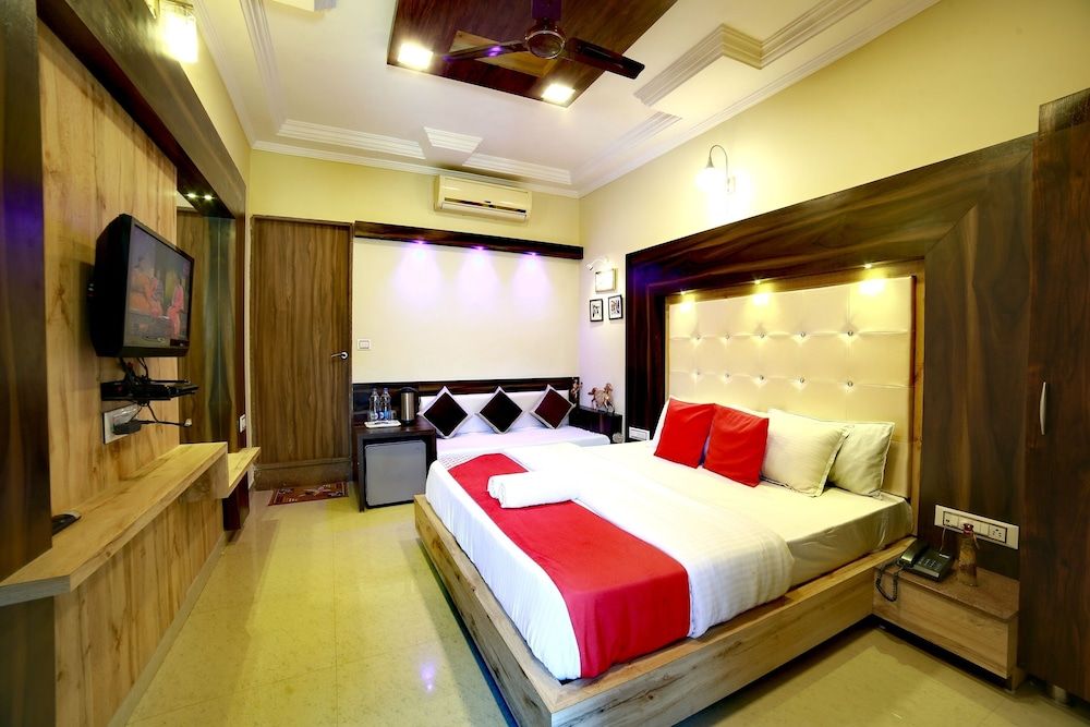 EMINENCE - PALM RESIDENCY (1 KM from Nakkie Lake)