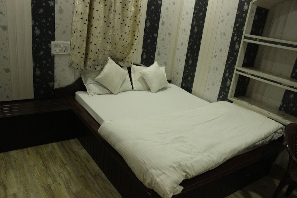 Hotel Shanti Deluxe Non AC Room 4