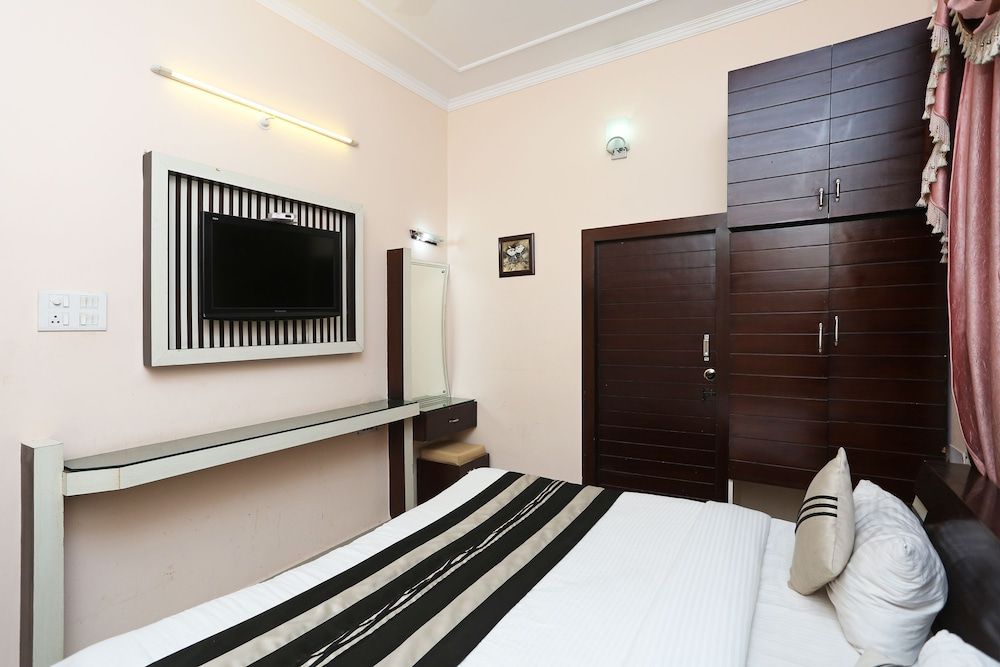 OYO 8672 Hotel Friends Double or Twin Room 9