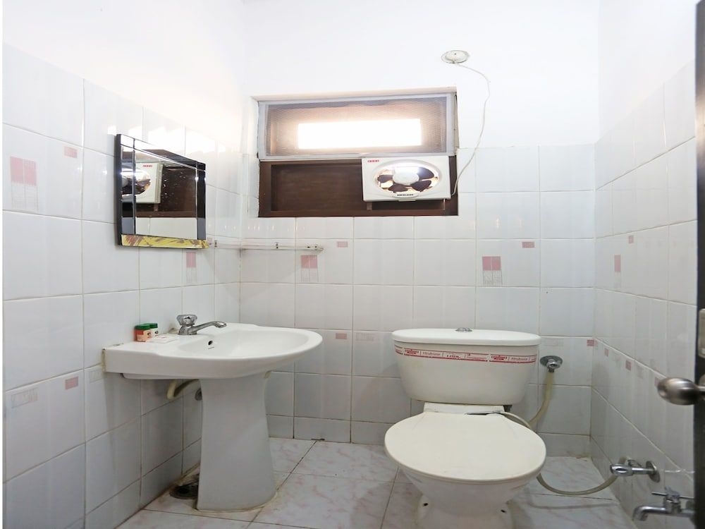 OYO 8672 Hotel Friends Double or Twin Room 11