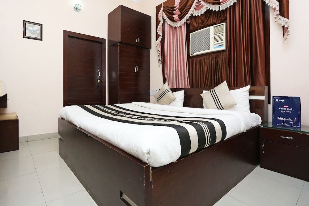 OYO 8672 Hotel Friends Double or Twin Room 7