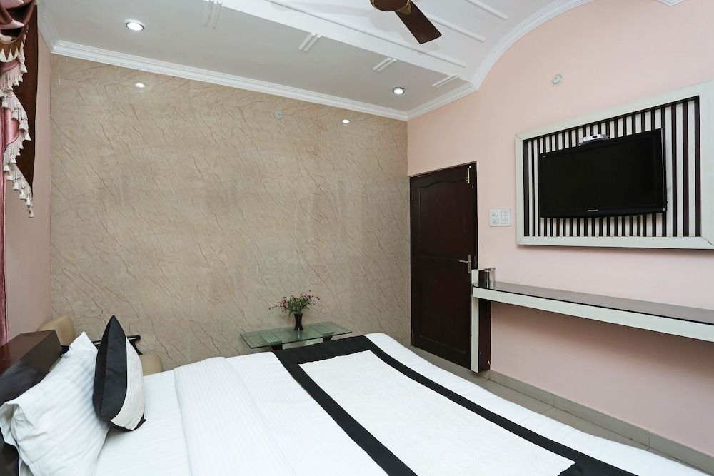 undefined OYO 8672 Hotel Friends 7