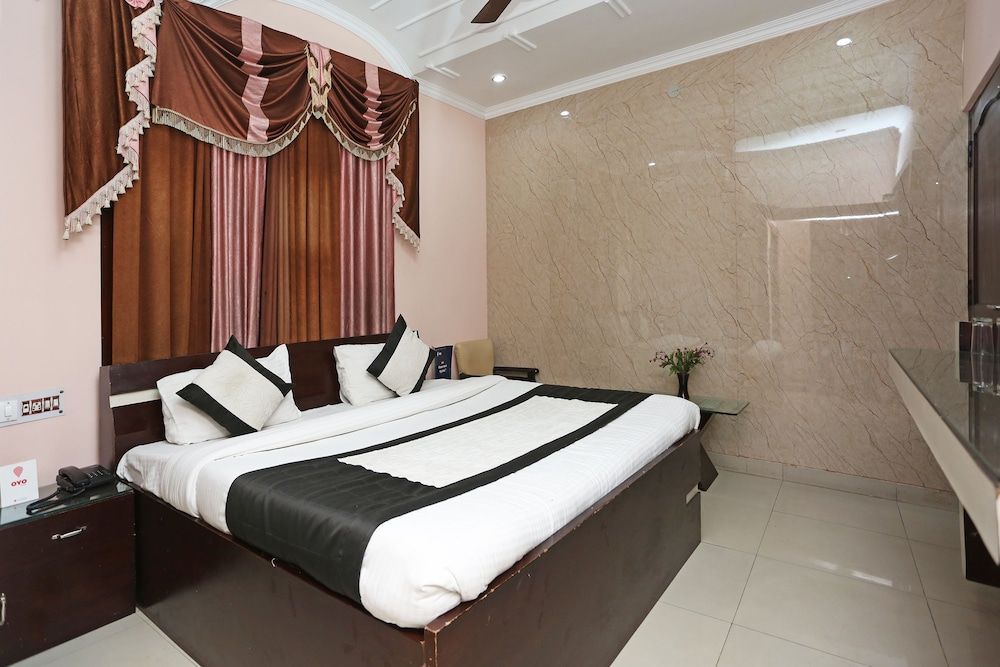 OYO 8672 Hotel Friends Double or Twin Room 10