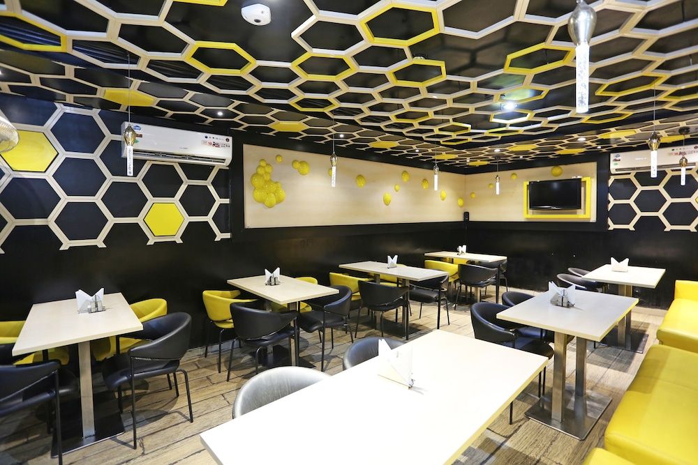 undefined OYO 8672 Hotel Friends 3