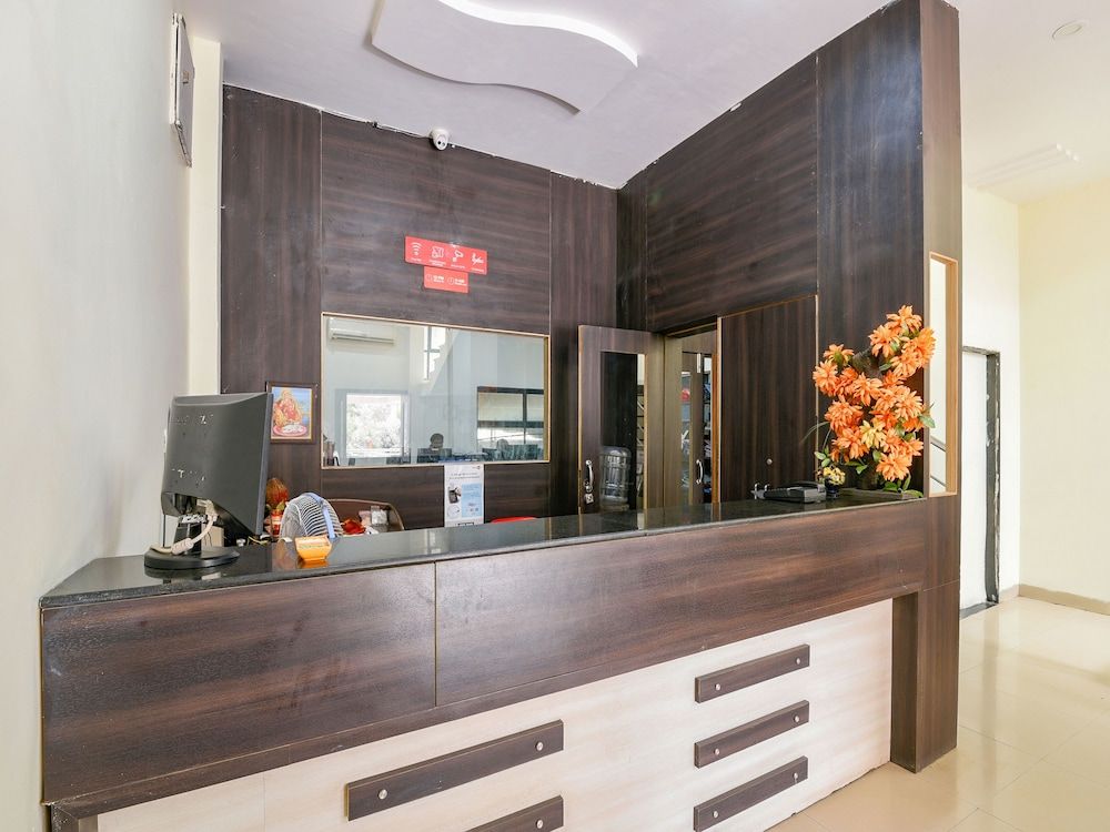 undefined OYO 13810 Hotel The Gentleman 4