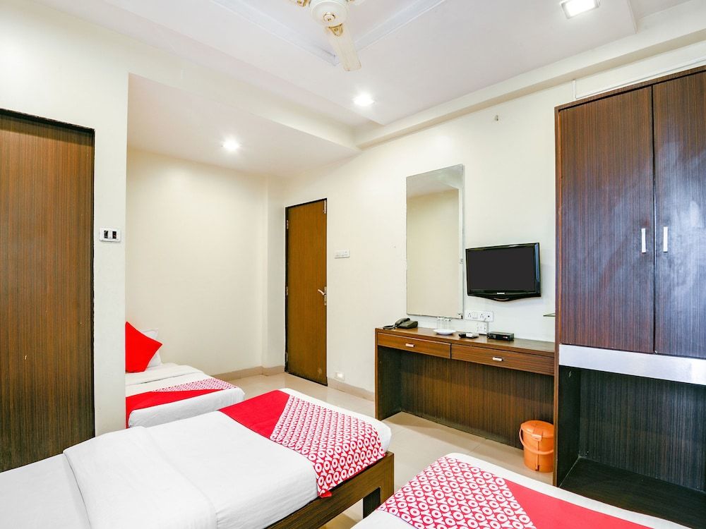 undefined OYO 13810 Hotel The Gentleman 10