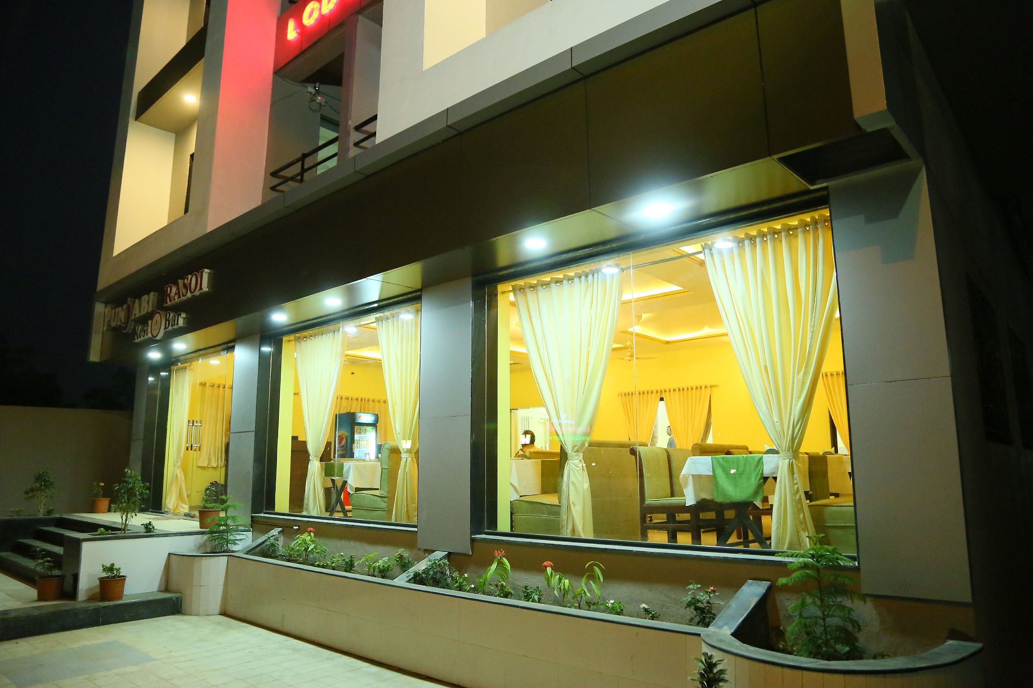 undefined OYO 13810 Hotel The Gentleman 3