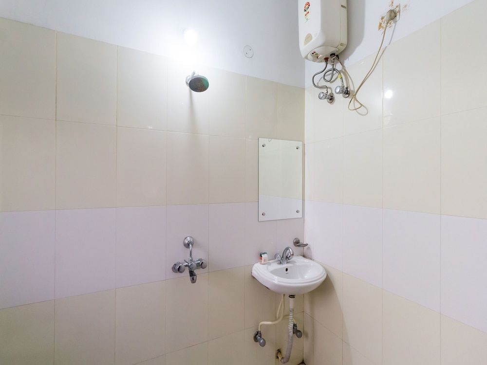 OYO 6996 near Beltola Double or Twin Room 8