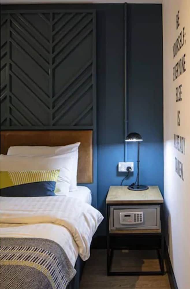 Latroupe Jacobs Inn Deluxe Double Room, Ensuite 2