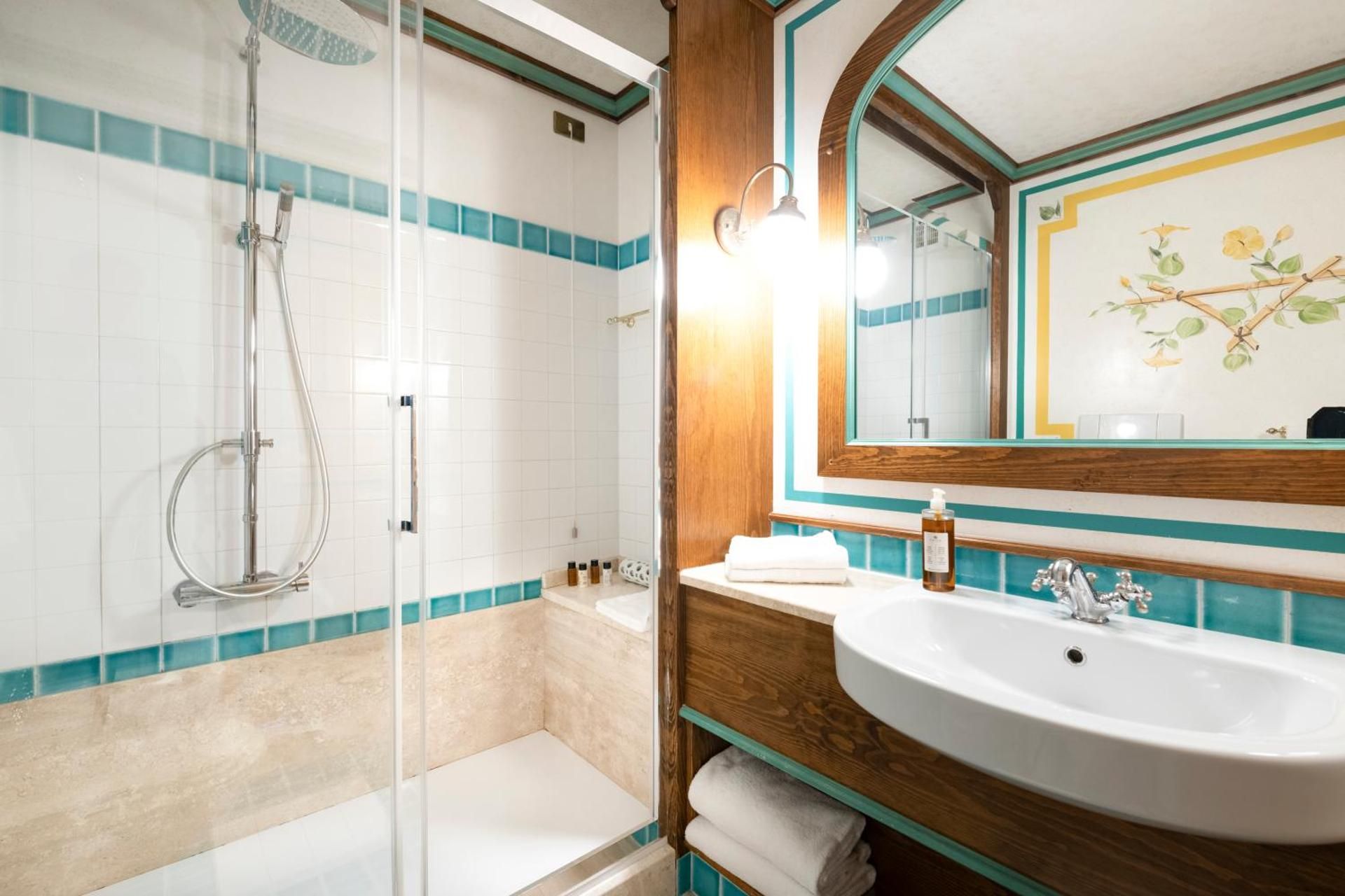 Superior One-Bedroom Apartment (4 Adults)