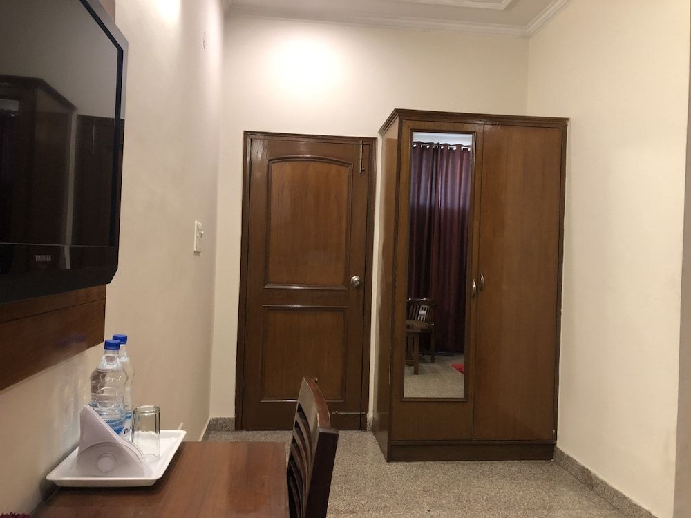 Excel Inn Basic Double or Twin Room, 1 Queen Bed 3