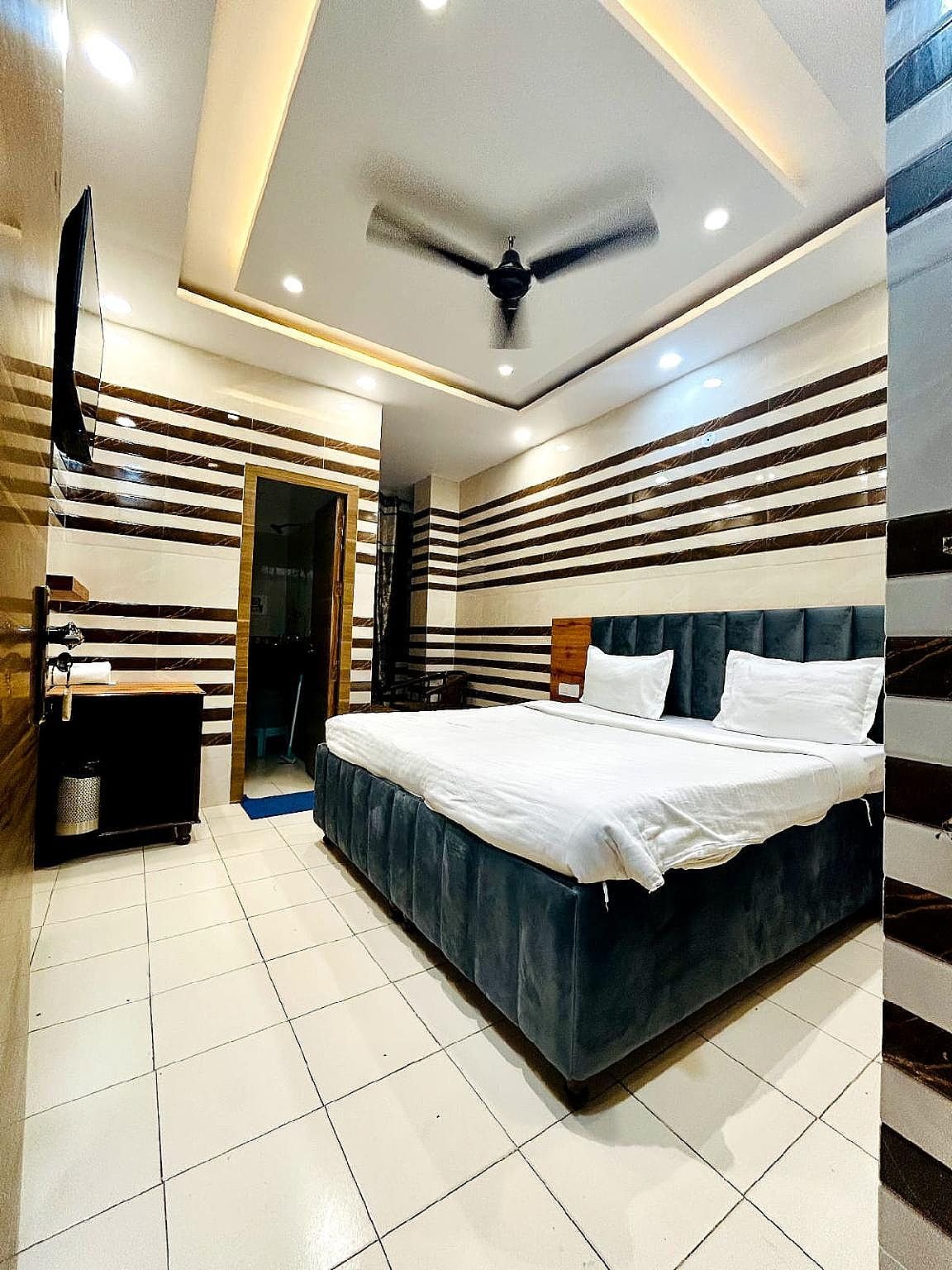 Hotel Holy City Super Deluxe Room 3