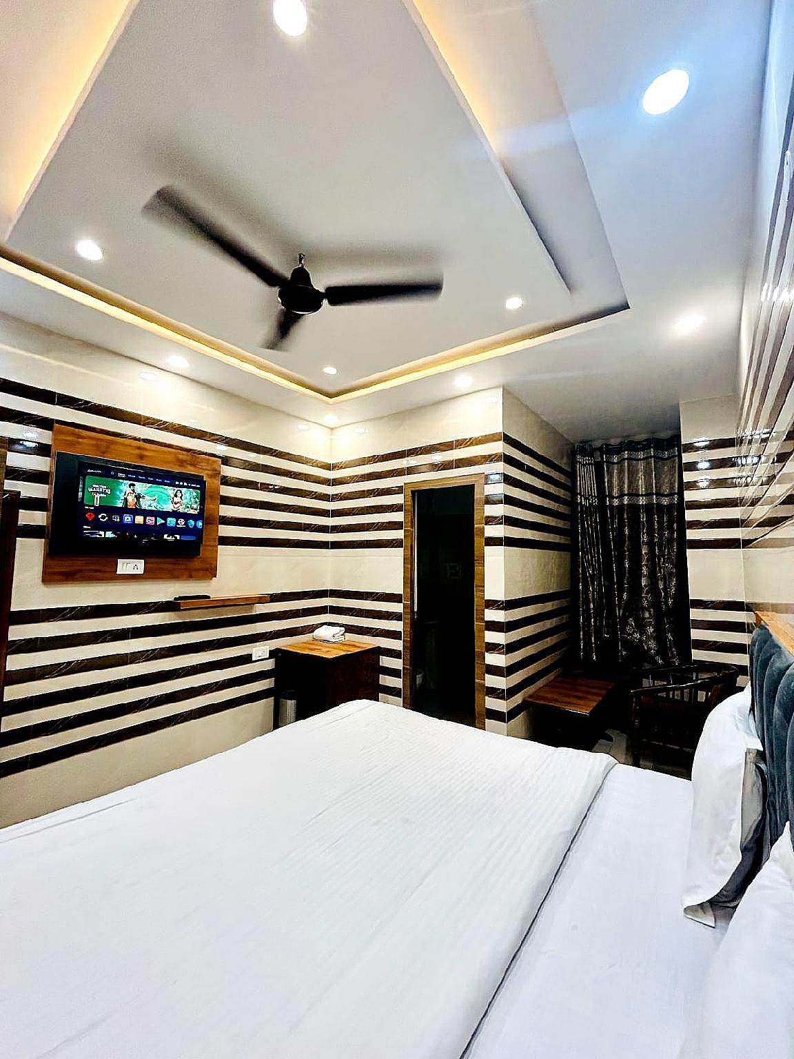 Hotel Holy City Super Deluxe Room 2