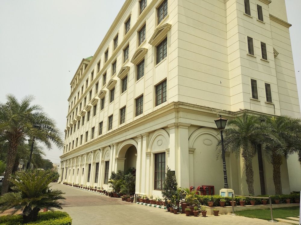 undefined DLF City Club 3 7