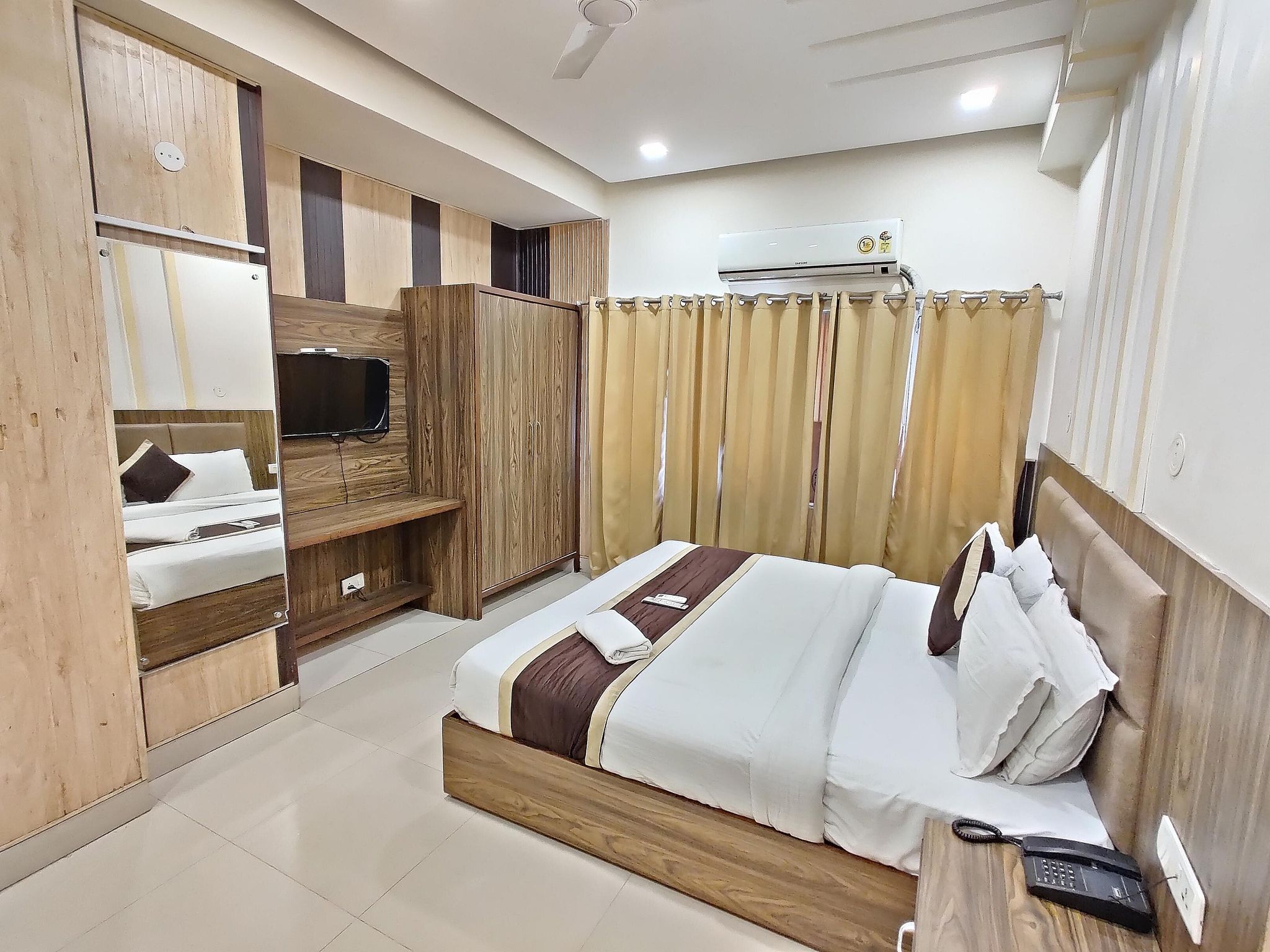 Hotel Raj Darbar Deluxe Room 5