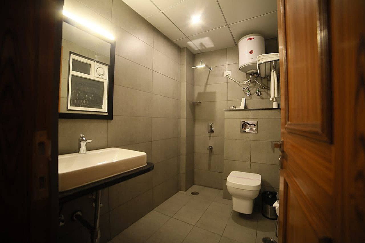 Sky Suites Huda City Centre Sky Deluxe Room  (High Speed Wi-Fi) 8