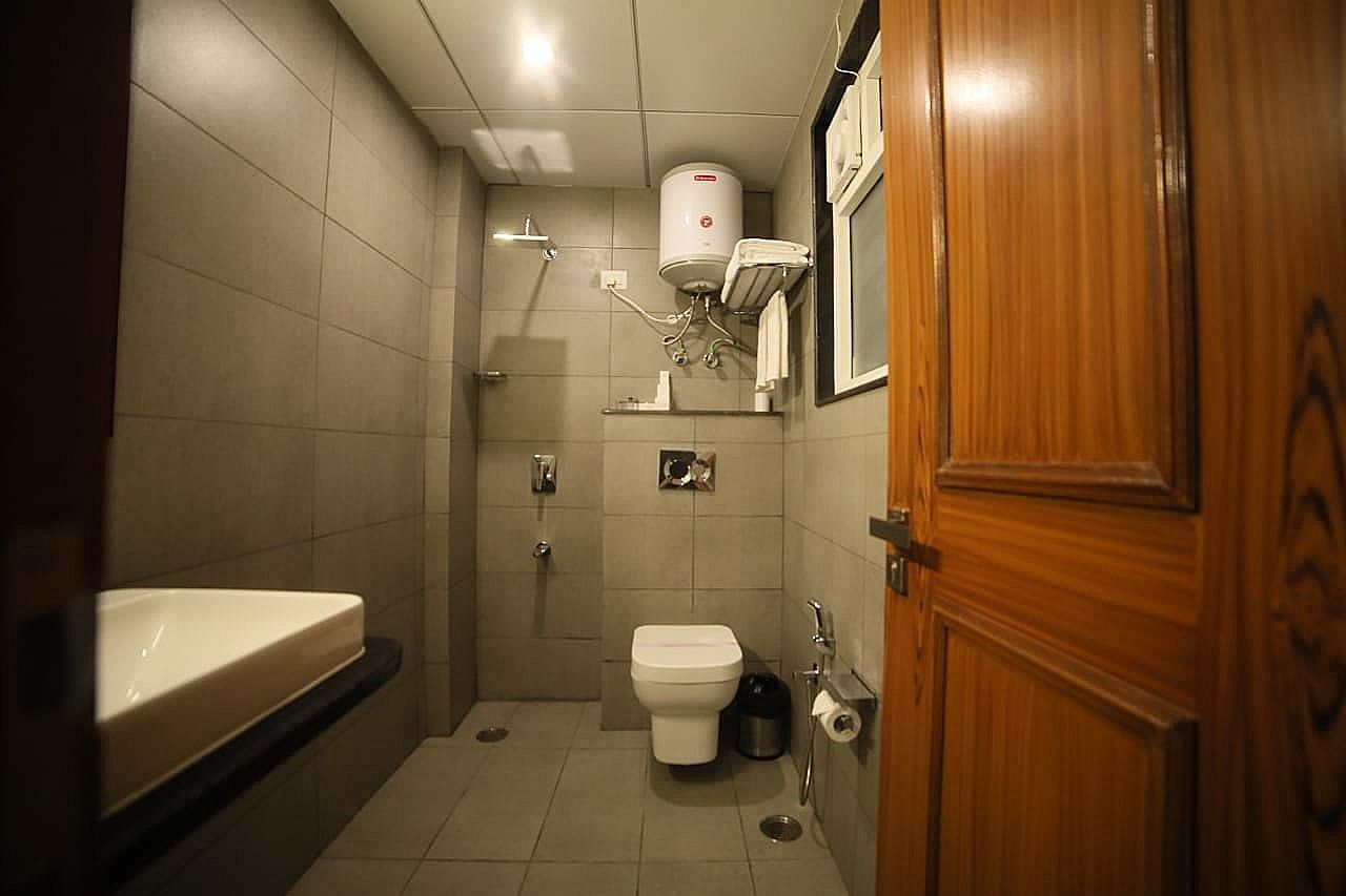 Sky Suites Huda City Centre Sky Deluxe Room  (High Speed Wi-Fi) 10