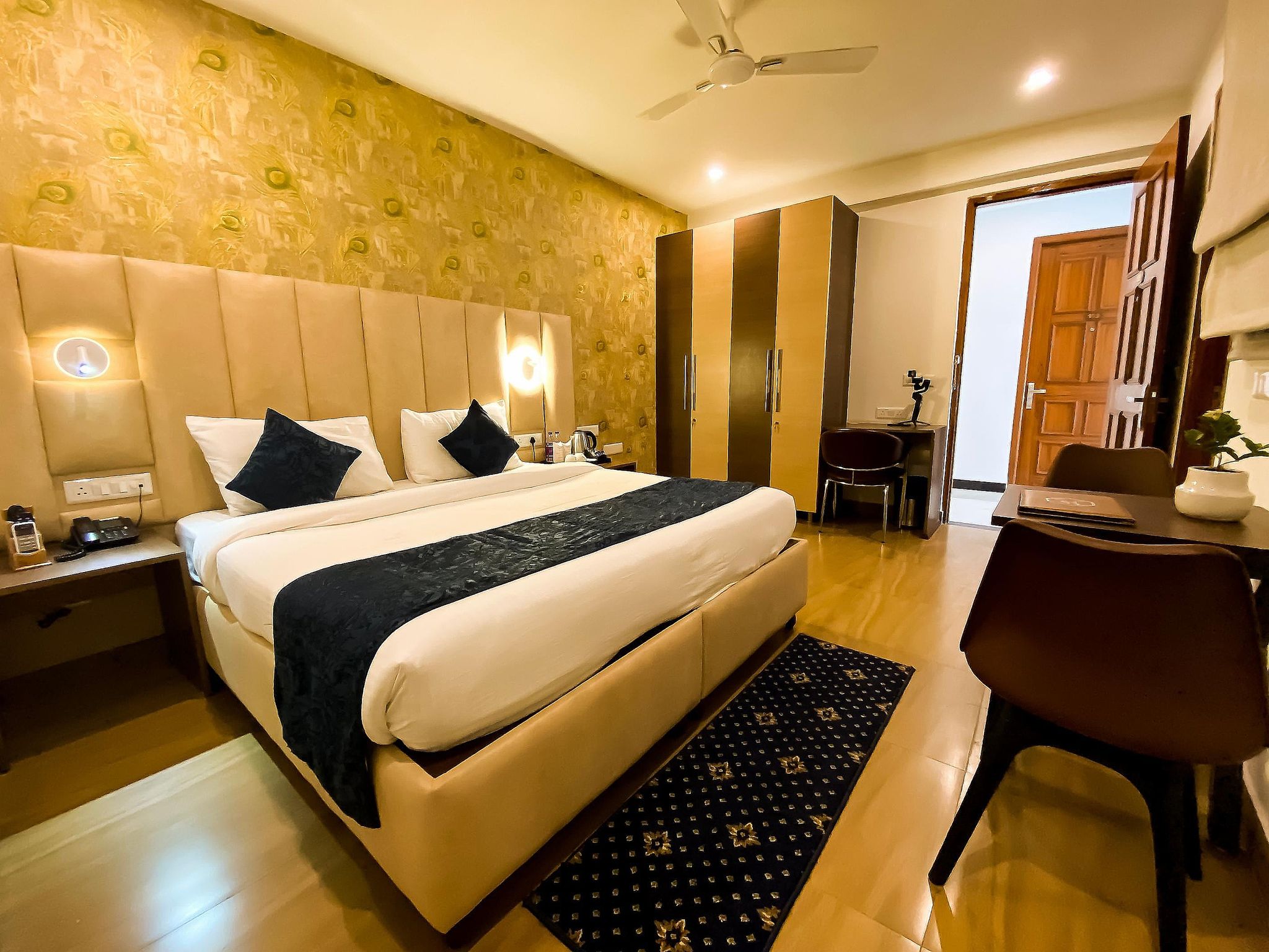 Sky Suites Huda City Centre Sky Deluxe Room  (High Speed Wi-Fi) 2