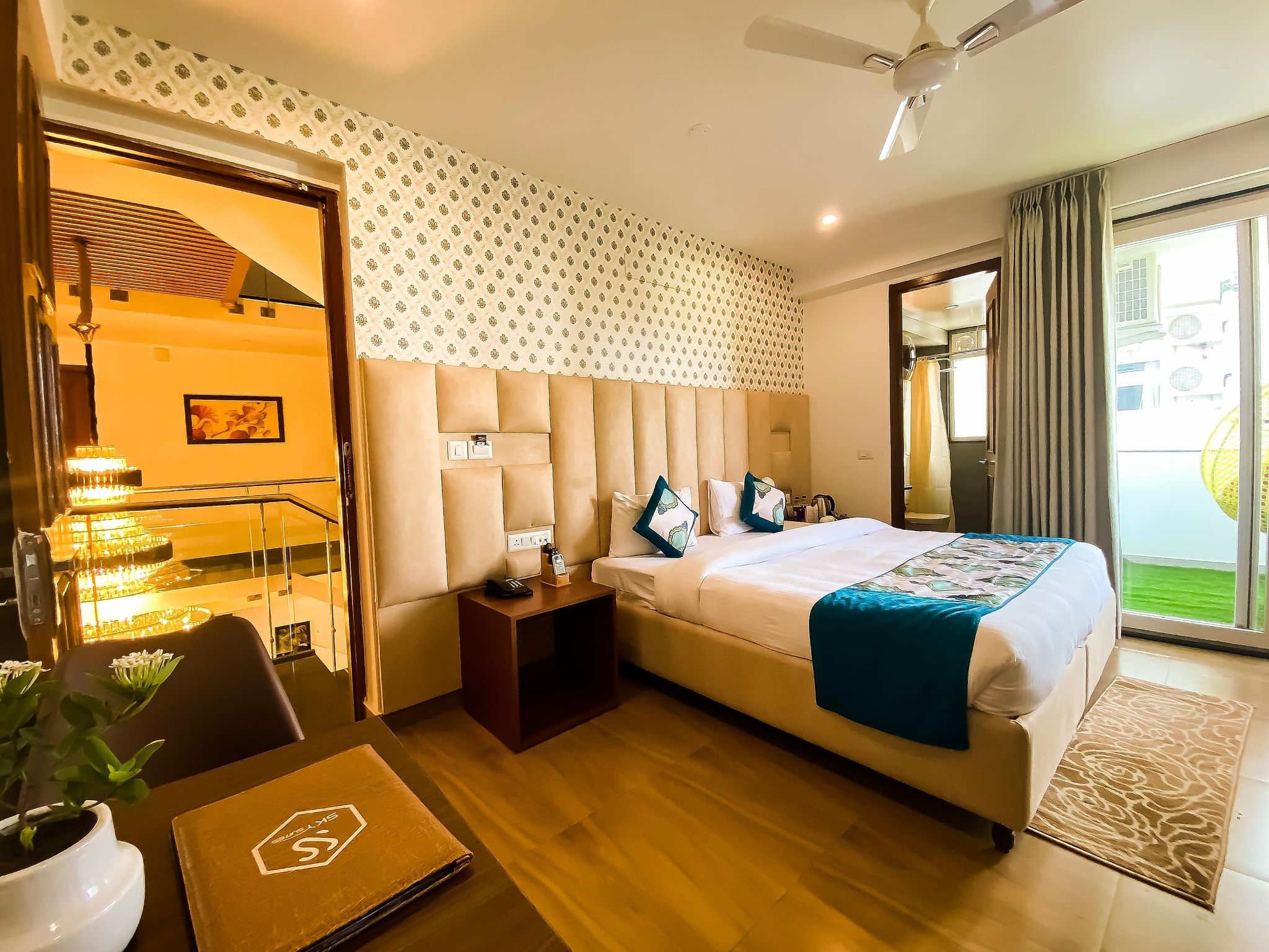 Sky Suites Sky Premium Room with Balcony (High Speed Wi-Fi) 5