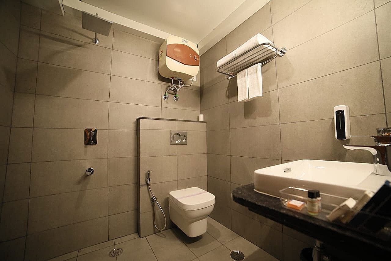 Sky Suites Huda City Centre Sky Deluxe Room  (High Speed Wi-Fi) 7