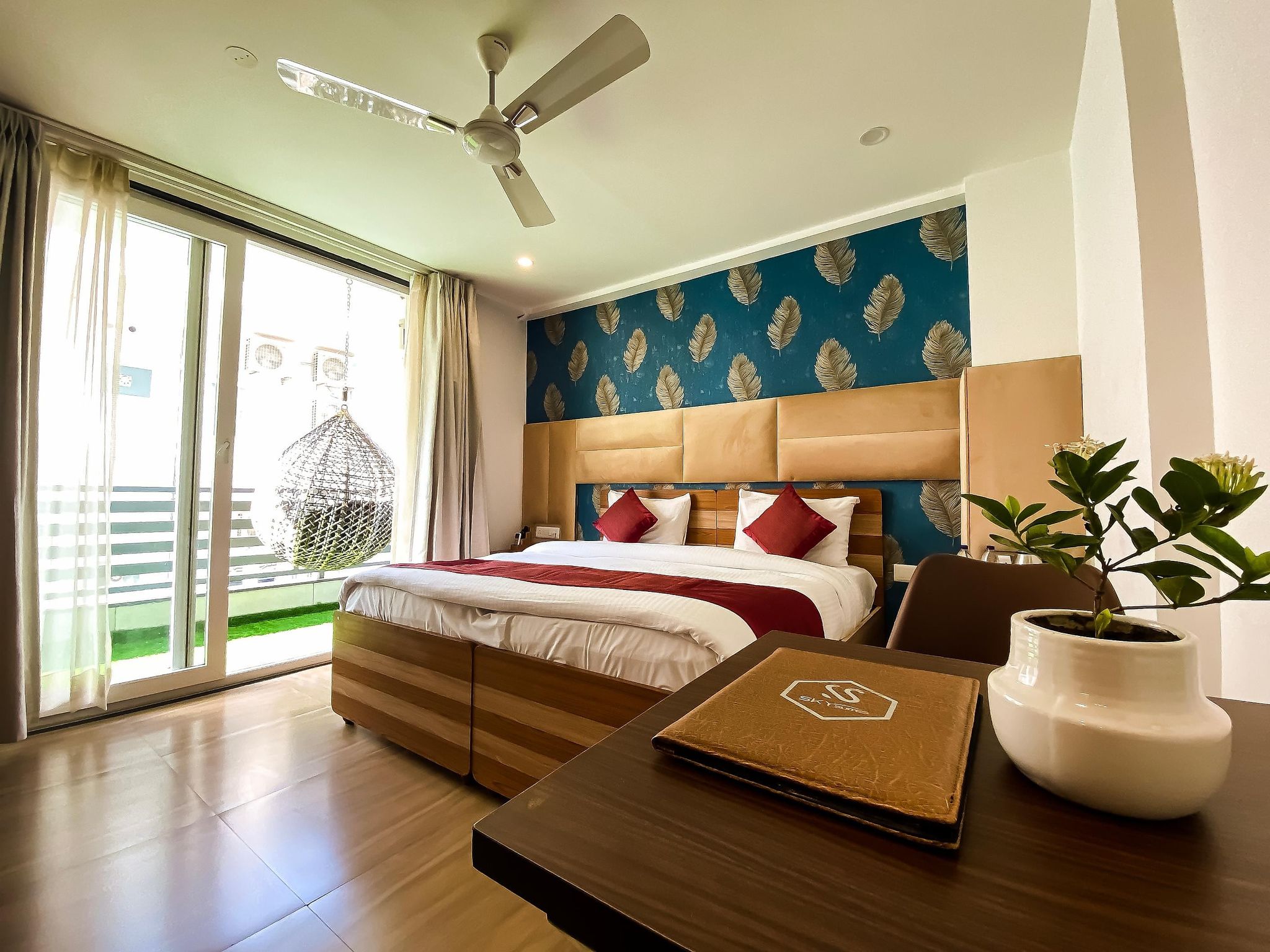 Sky Suites Sky Premium Room with Balcony (High Speed Wi-Fi) 4