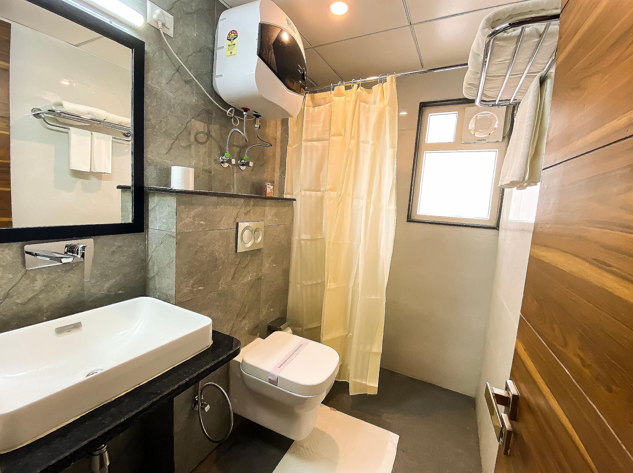 Sky Suites Sky Premium Room with Balcony (High Speed Wi-Fi) 8