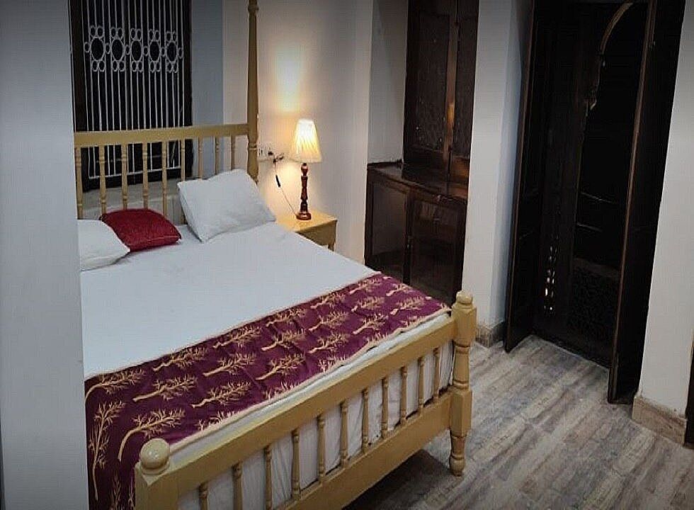 Suite / Shastri Room
