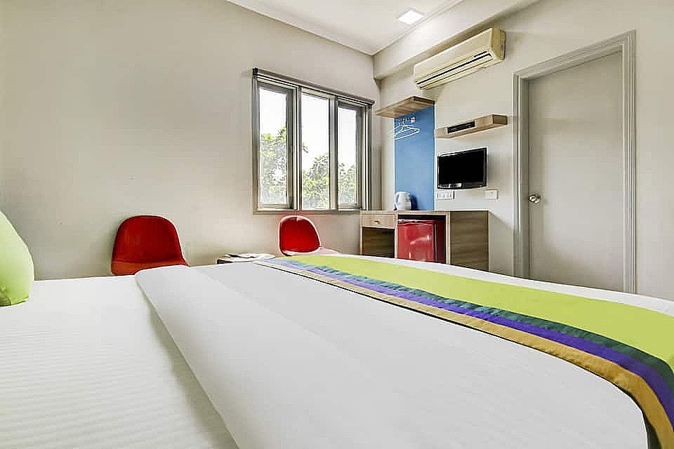 Treebo Mall View, DLF Phase II Standard Double Room 2