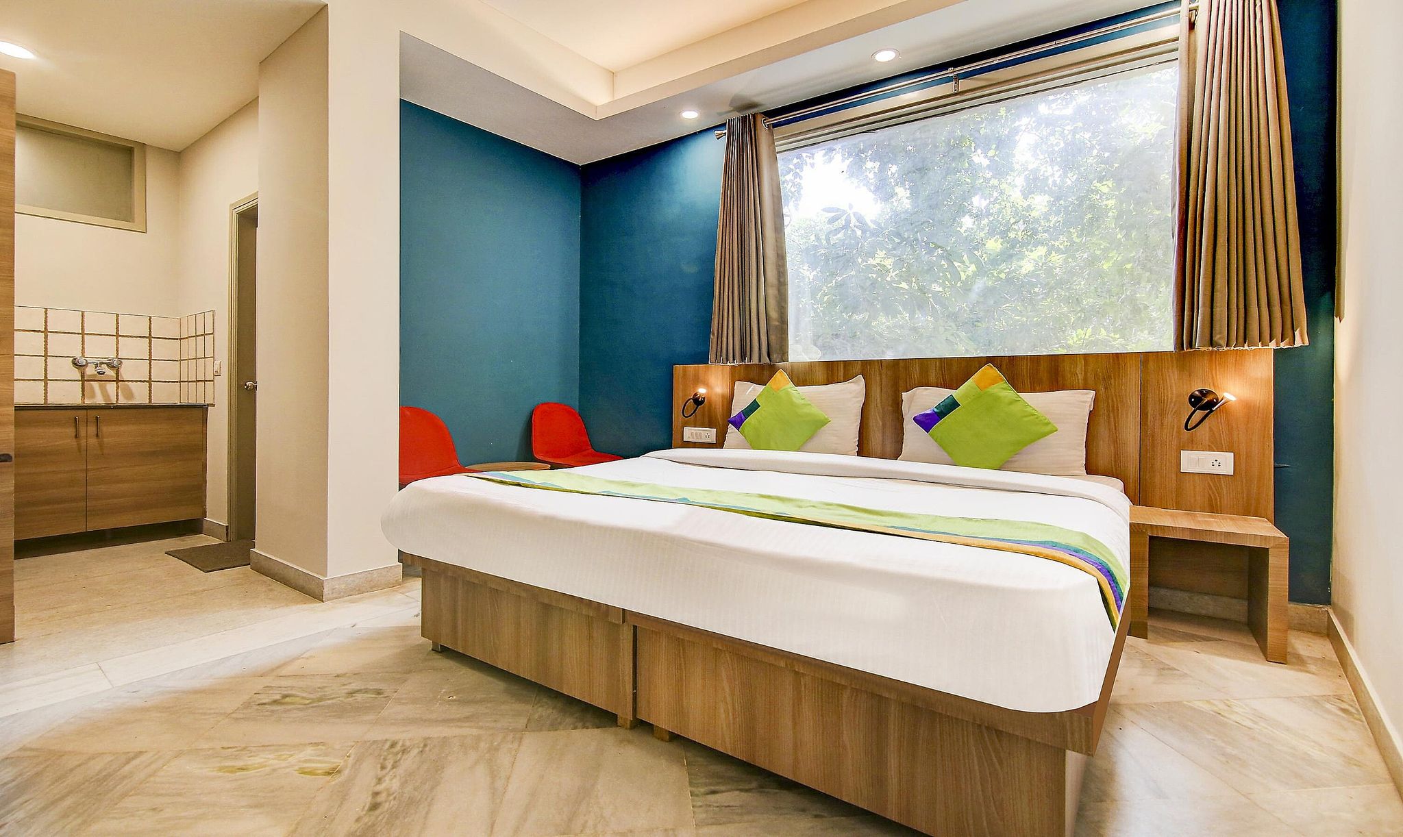 Treebo Mall View, DLF Phase II Standard Double Room 4