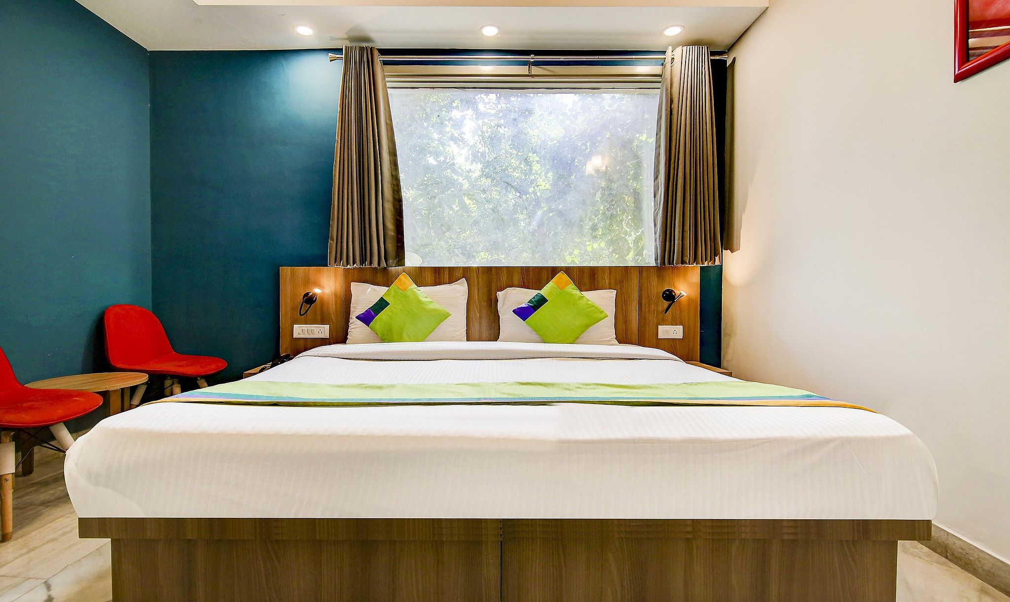 Treebo Mall View, DLF Phase II Standard Double Room 3