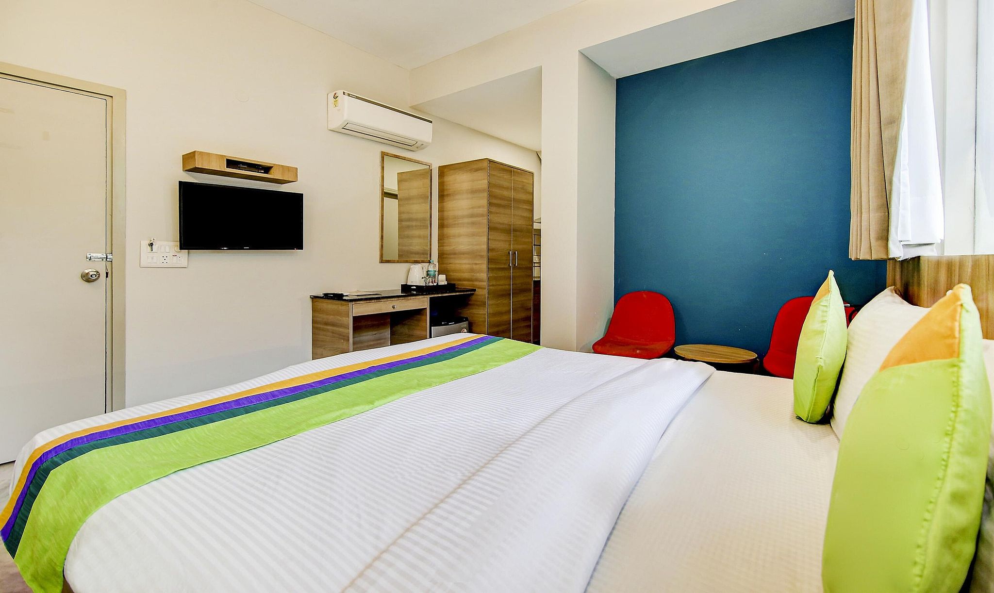 Treebo Mall View, DLF Phase II Standard Double Room 5