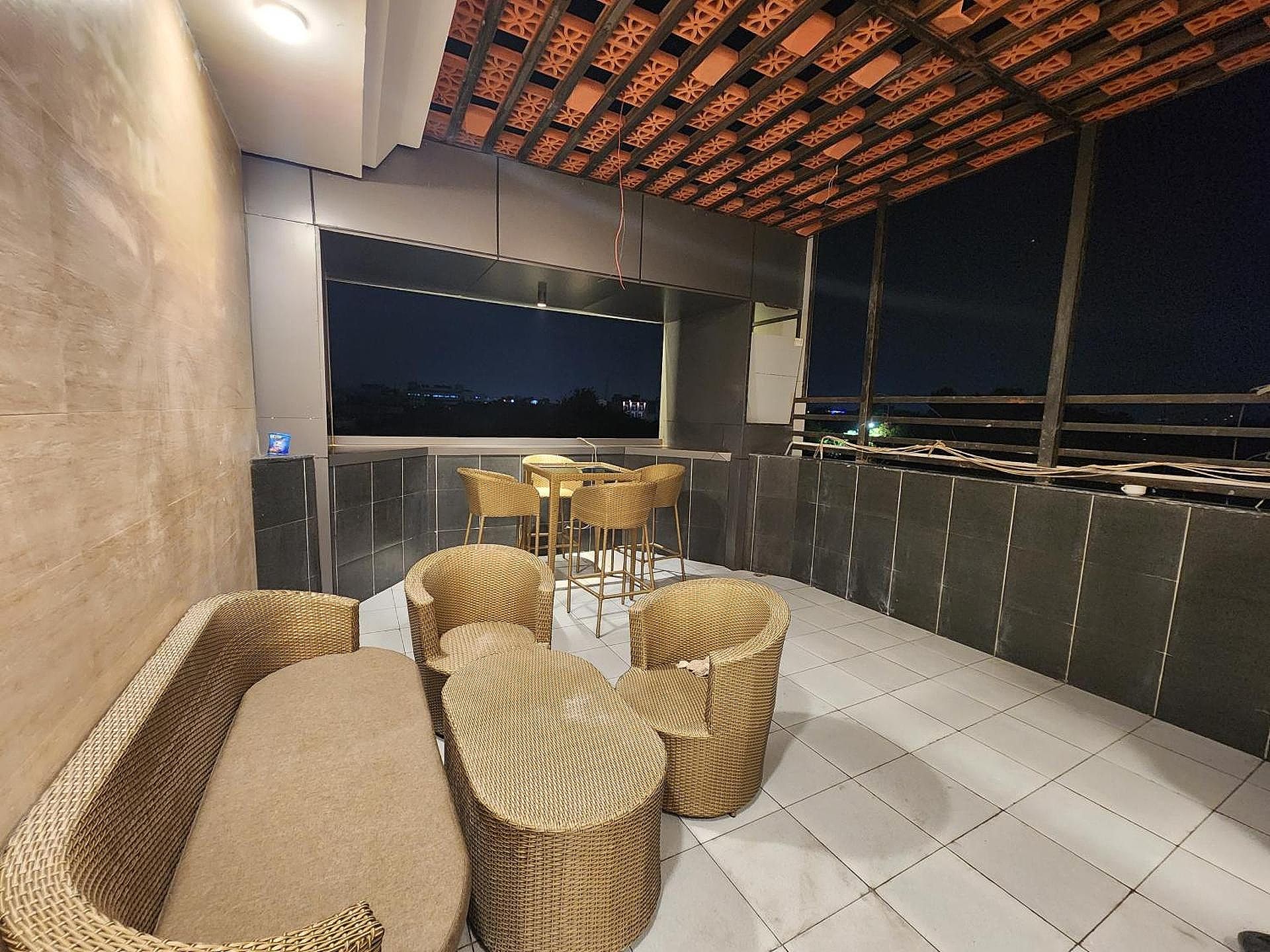 undefined Square 9 Inn - Near Fortis & Huda City Centre 5