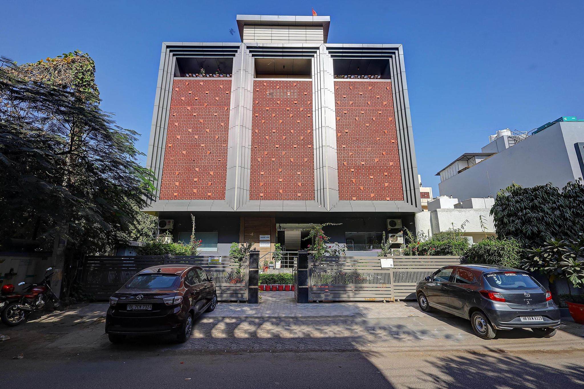 Square 9 Inn - Near Fortis & Huda City Centre