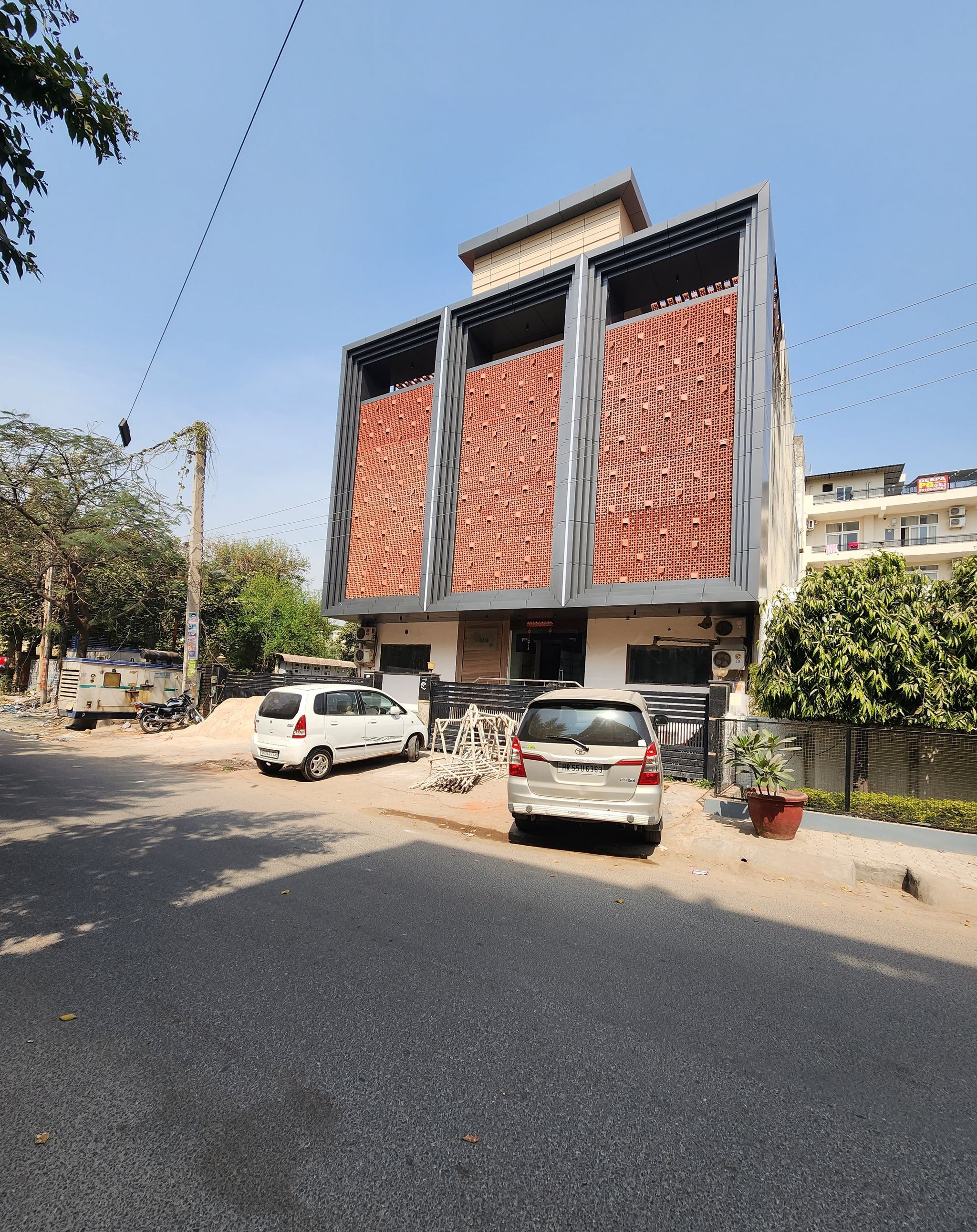 undefined Square 9 Inn - Near Fortis & Huda City Centre 6