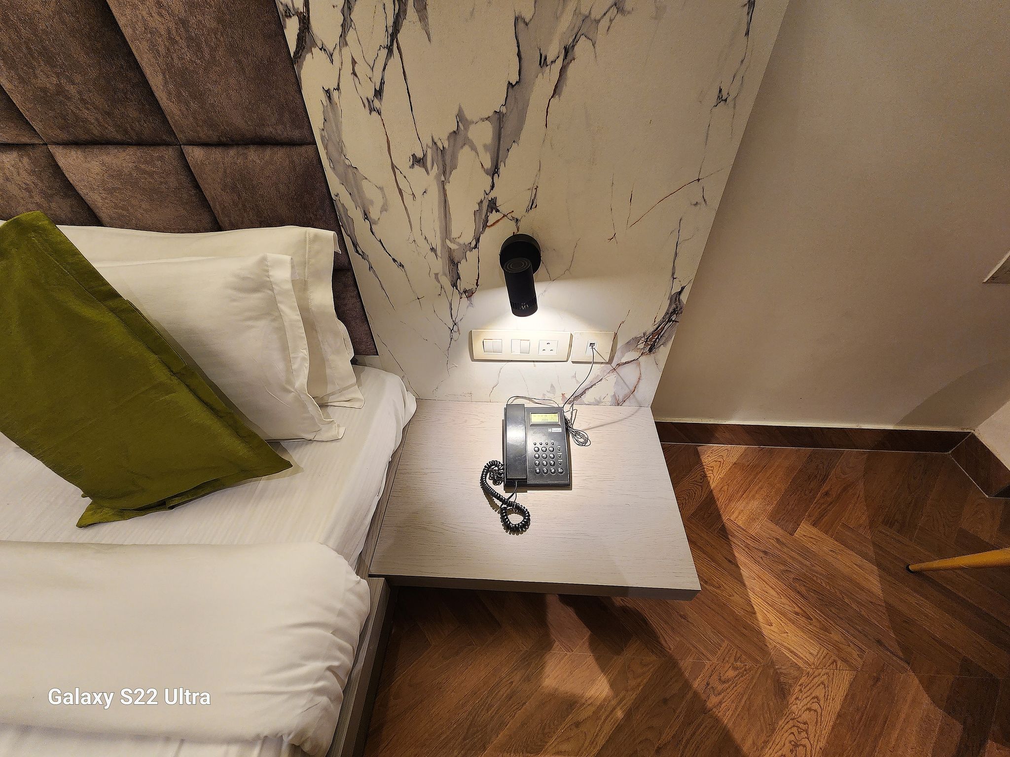 Square 9 Inn - Near Fortis & Huda City Centre Deluxe Room 25