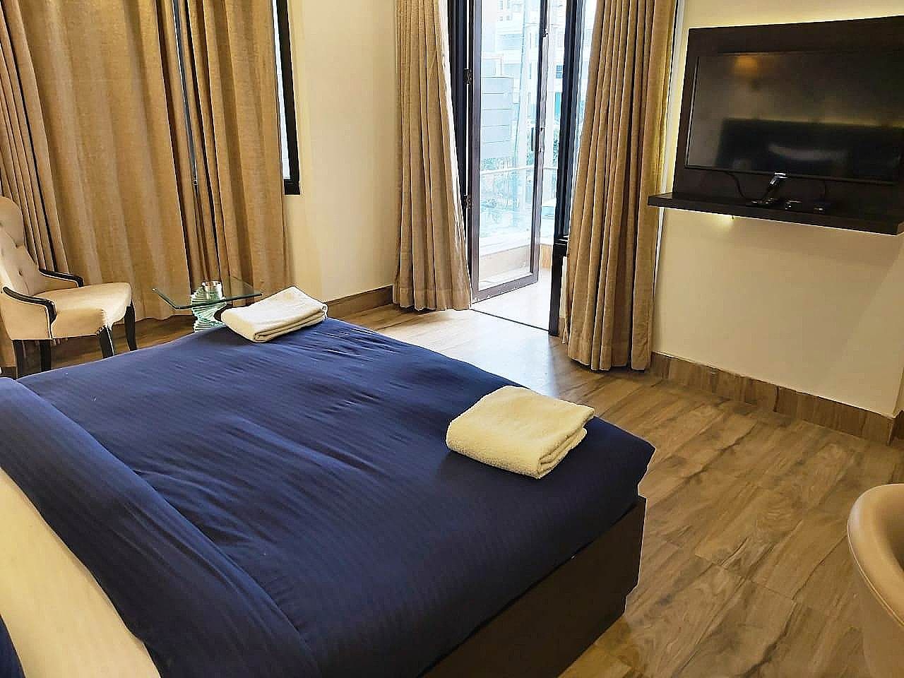 CoRoomS SanVi Prime Unitech Cyber Park Deluxe King Room 4