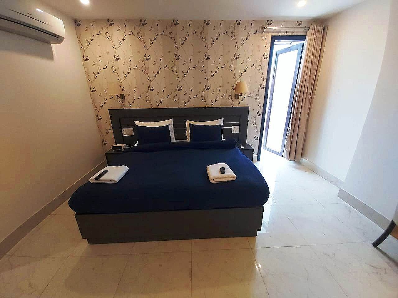 CoRoomS SanVi Prime Unitech Cyber Park Deluxe King Room 5