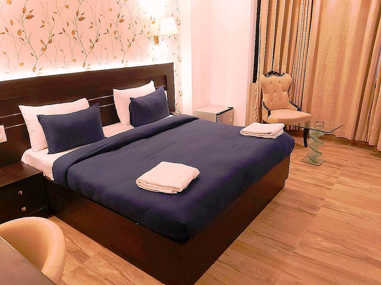 CoRoomS SanVi Prime Unitech Cyber Park Deluxe King Room 6