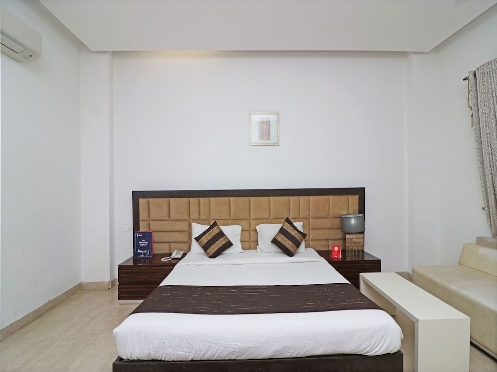 OYO 13575 Green Vogue Double or Twin Room 12