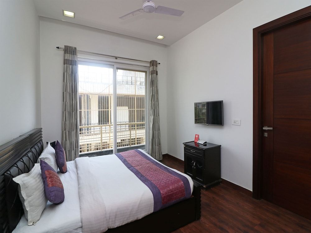 OYO 13575 Green Vogue Double or Twin Room 3