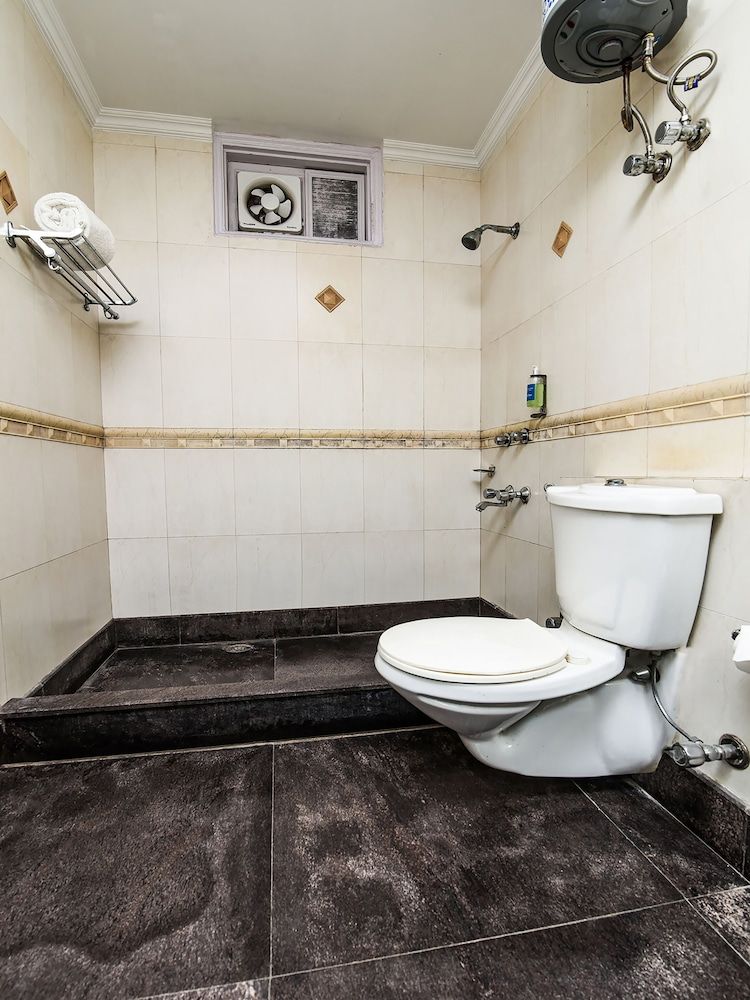 OYO 20036 SilverKey Akash Neem Marg Double or Twin Room 5