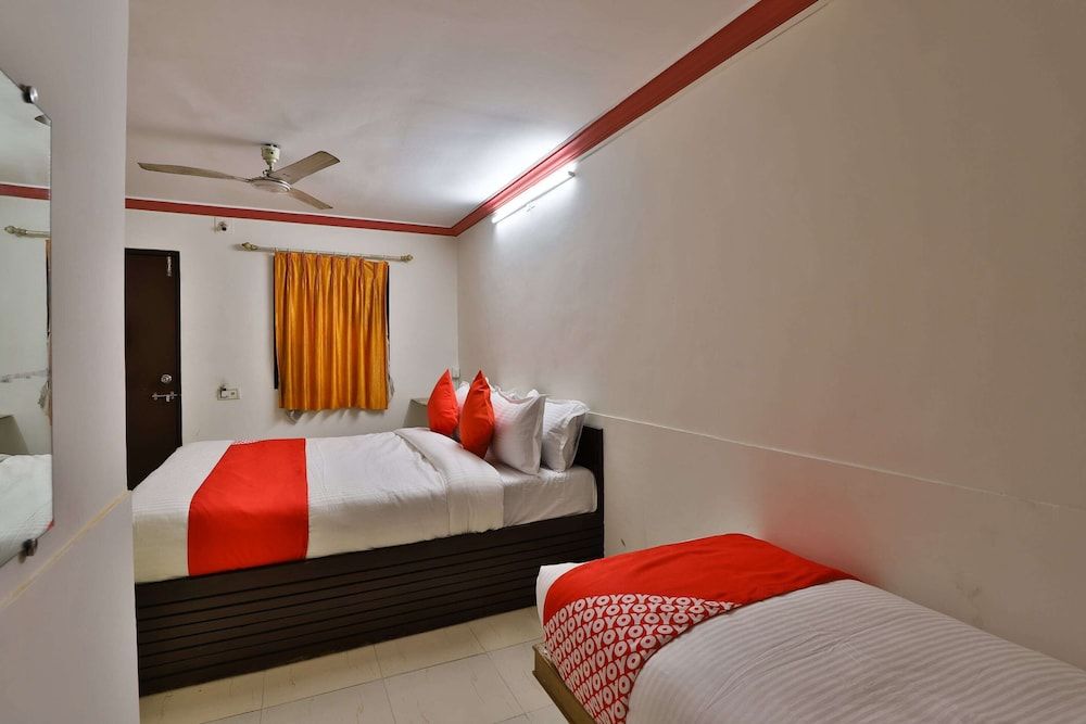 OYO 29318 hotel krishna palace Double or Twin Room 4