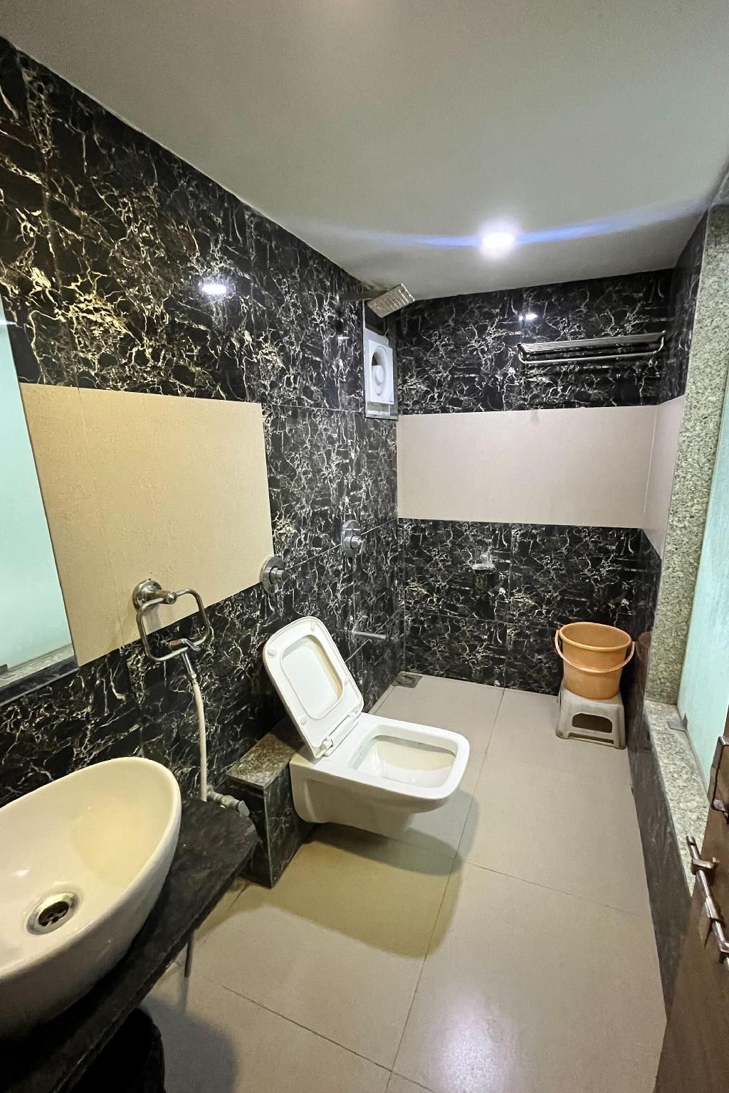 OYO 10962 Hotel Om Balaji Deluxe AC Room 3