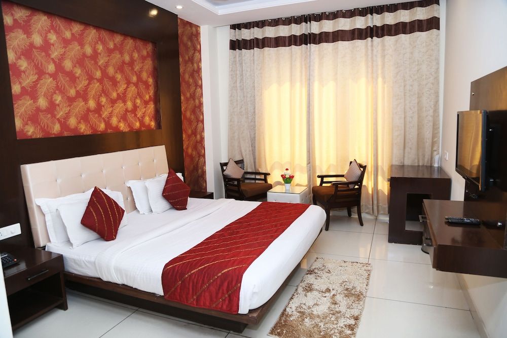 Qcent Gurgaon by Pacific Inn Deluxe Double or Twin Room, 1 King Bed, Non Smoking, City View 4
