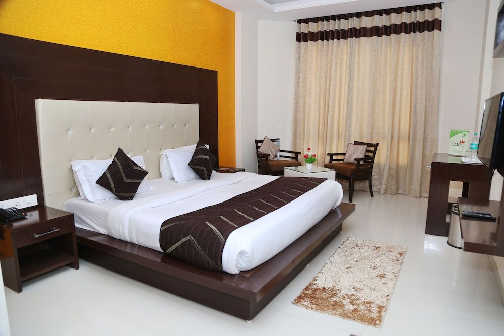 Qcent Gurgaon by Pacific Inn Deluxe Double or Twin Room, 1 King Bed, Non Smoking, City View 2