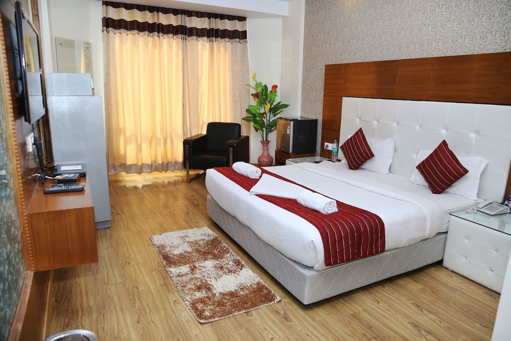 Qcent Gurgaon by Pacific Inn Deluxe Double or Twin Room, 1 King Bed, Non Smoking, City View 3
