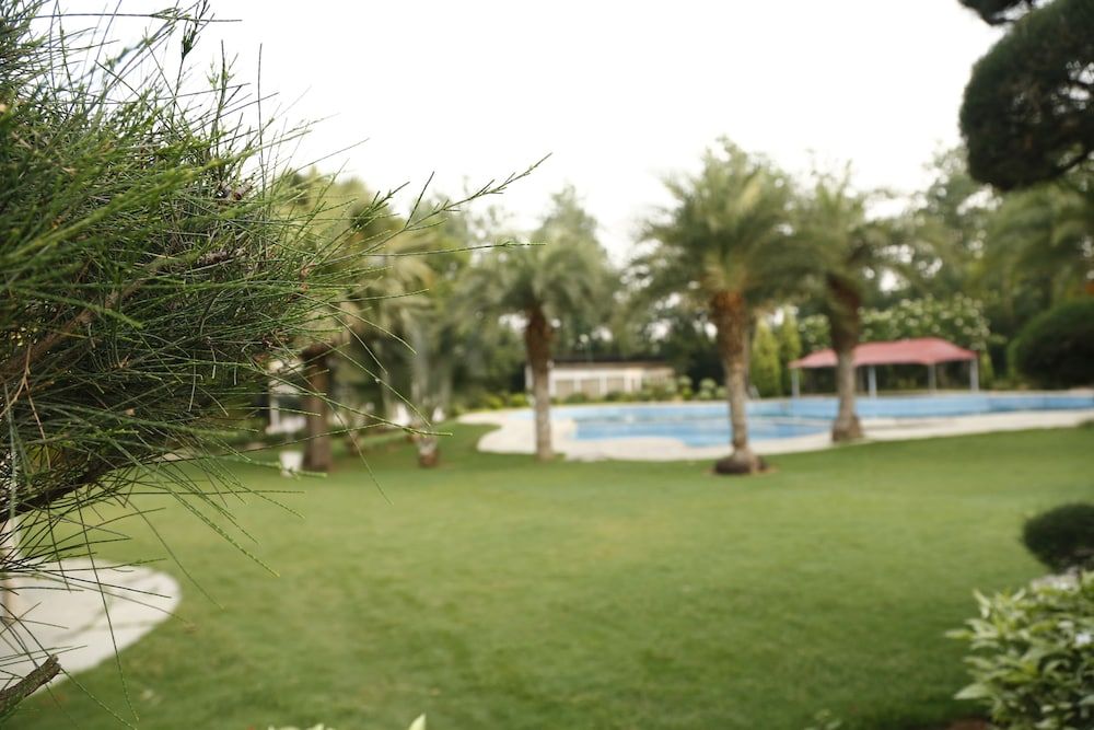 undefined Botanix Resort 6